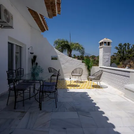 شقة Banus - Banus - Nueva Andalucia - Spacious 3br - 2ba - Large Outdoor Terrace - Mountain Views - Pool - Covered Parking - Steps From Arena & La Sala - Ideal For Families
