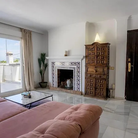 Banus - Banus - Nueva Andalucia - Spacious 3br - 2ba - Large Outdoor Terrace - Mountain Views - Pool - Covered Parking - Steps From Arena & La Sala - Ideal For Families شقة *