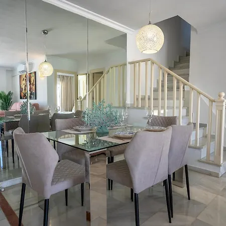 Banus - Banus - Nueva Andalucia - Spacious 3br - 2ba - Large Outdoor Terrace - Mountain Views - Pool - Covered Parking - Steps From Arena & La Sala - Ideal For Families * ماربيا
