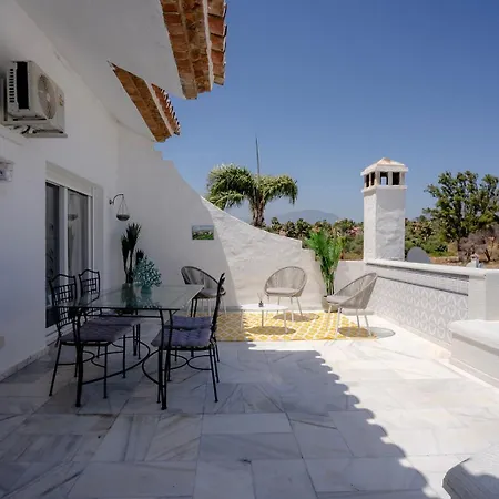 Banus - Banus - Nueva Andalucia - Spacious 3br - 2ba - Large Outdoor Terrace - Mountain Views - Pool - Covered Parking - Steps From Arena & La Sala - Ideal For Families شقة *