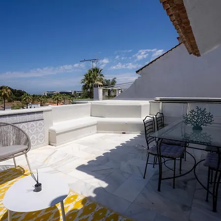 شقة Banus - Banus - Nueva Andalucia - Spacious 3br - 2ba - Large Outdoor Terrace - Mountain Views - Pool - Covered Parking - Steps From Arena & La Sala - Ideal For Families *