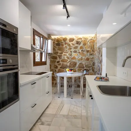 Banus - Banus - Nueva Andalucia - Spacious 3br - 2ba - Large Outdoor Terrace - Mountain Views - Pool - Covered Parking - Steps From Arena & La Sala - Ideal For Families *