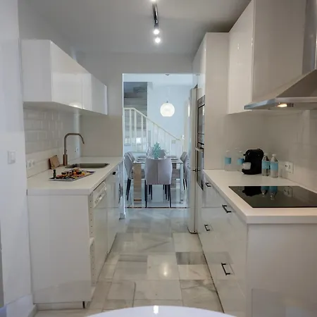 شقة Banus - Banus - Nueva Andalucia - Spacious 3br - 2ba - Large Outdoor Terrace - Mountain Views - Pool - Covered Parking - Steps From Arena & La Sala - Ideal For Families *