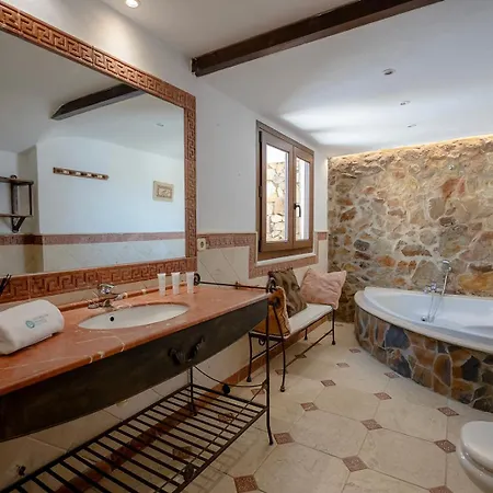 Banus - Banus - Nueva Andalucia - Spacious 3br - 2ba - Large Outdoor Terrace - Mountain Views - Pool - Covered Parking - Steps From Arena & La Sala - Ideal For Families ماربيا