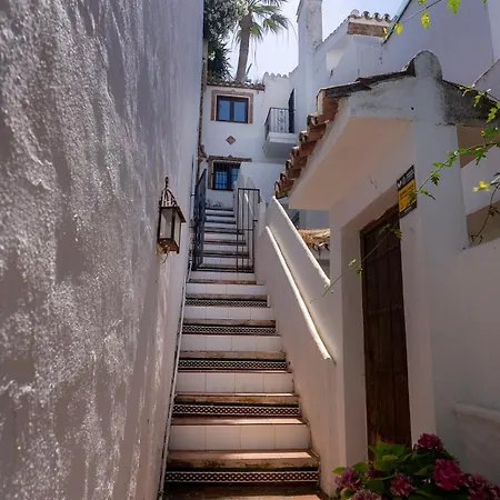 Banus - Banus - Nueva Andalucia - Spacious 3br - 2ba - Large Outdoor Terrace - Mountain Views - Pool - Covered Parking - Steps From Arena & La Sala - Ideal For Families شقة *