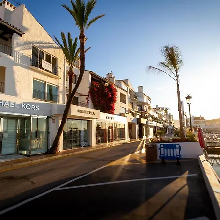 شقة Banus - Banus - Nueva Andalucia - Spacious 3br - 2ba - Large Outdoor Terrace - Mountain Views - Pool - Covered Parking - Steps From Arena & La Sala - Ideal For Families *